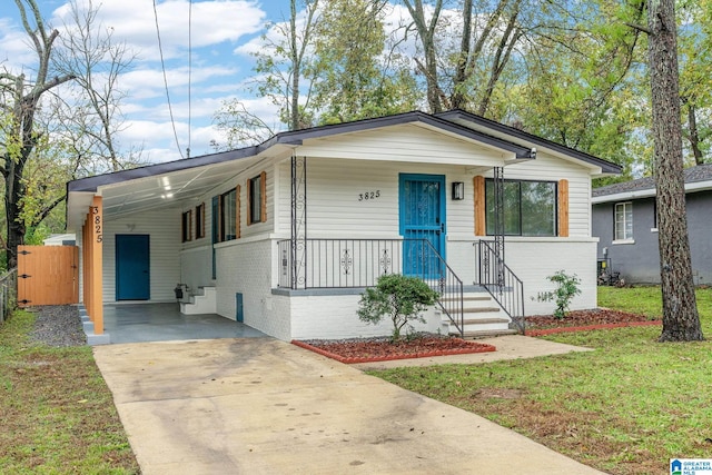 view of front of property featuring a front yard and a carport