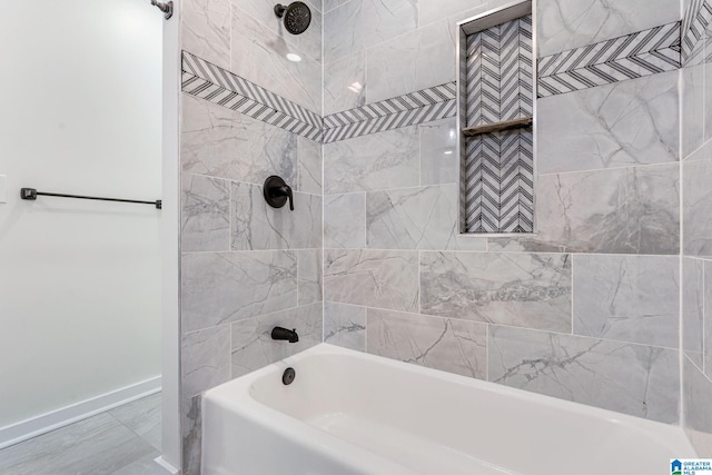 bathroom featuring tiled shower / bath