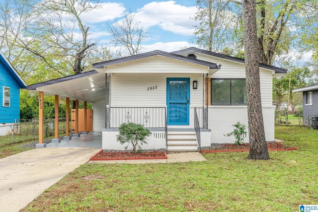 view of front facade with a front yard, a porch, and a carport