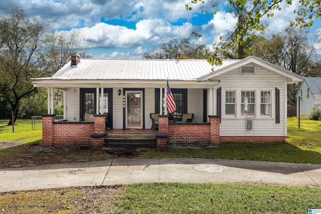 view of front of home with a porch and a front lawn