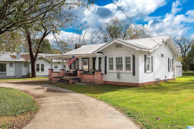 view of front of house featuring a porch and a front lawn