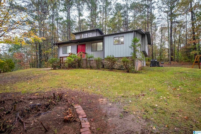 view of front of property featuring a front yard