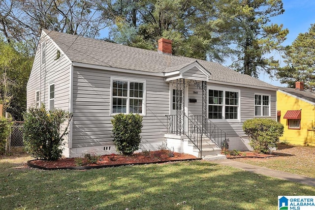 view of front of house featuring a front lawn