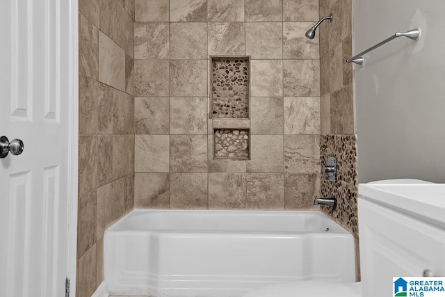 bathroom with tiled shower / bath