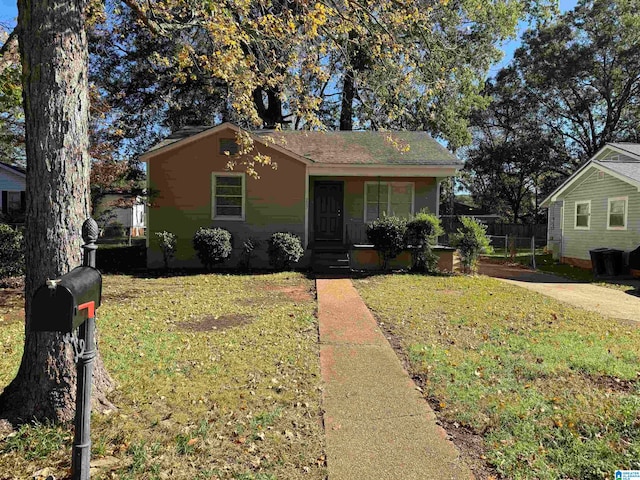 view of front of property with a front lawn