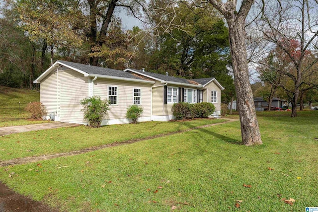 view of front of house featuring a front yard