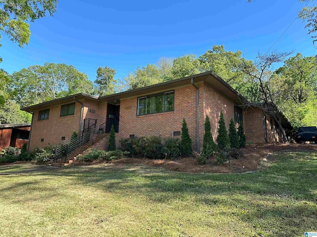 view of front of property featuring a front yard