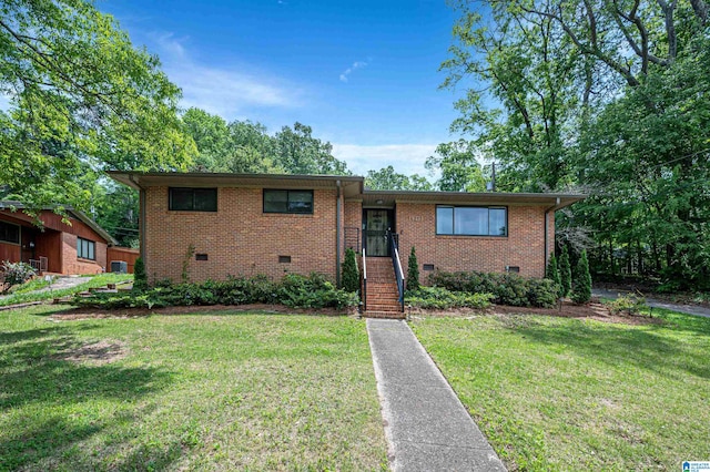 view of front of home featuring a front lawn