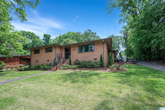 view of front facade featuring a front yard