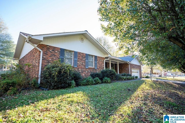 view of front facade featuring a garage and a front lawn