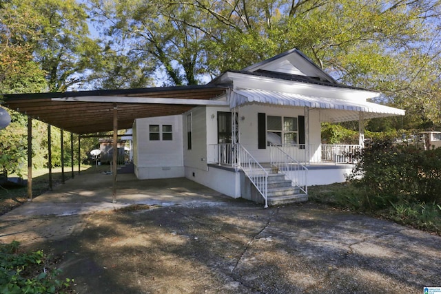 view of front facade featuring covered porch and a carport