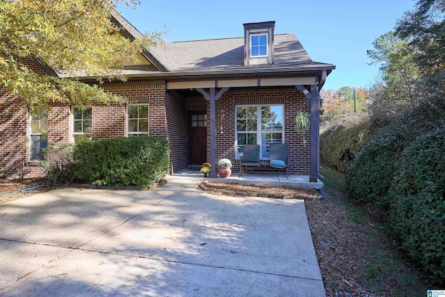 view of front of property featuring covered porch