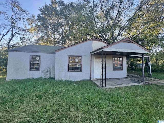 view of front facade featuring a front yard