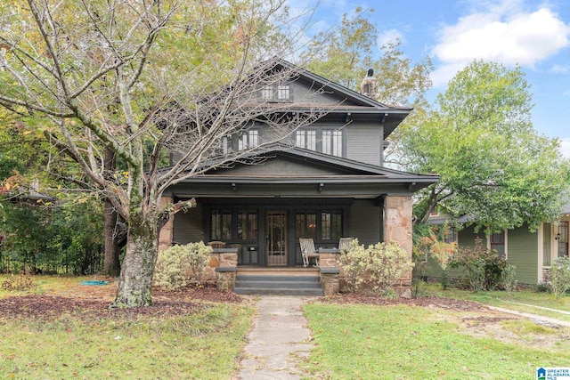 view of front of property featuring a porch and a front lawn