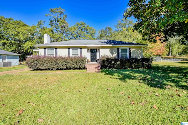 view of front of house featuring a front lawn