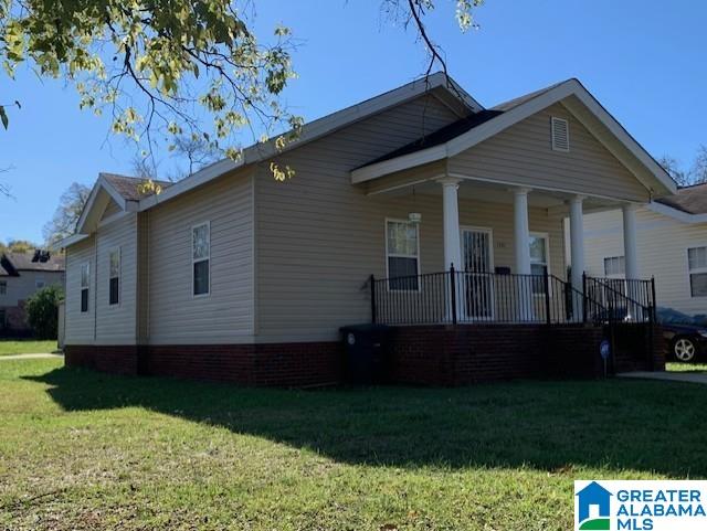 view of front facade featuring covered porch and a front lawn