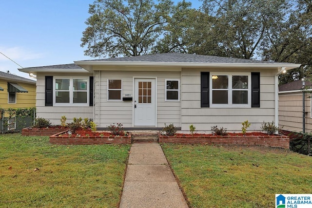 bungalow featuring a front yard