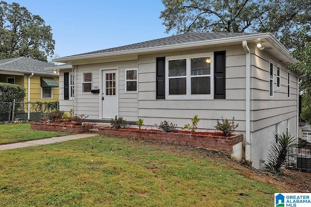 view of front of home featuring a front lawn