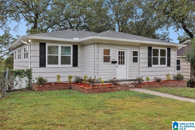 view of front of home featuring a front lawn