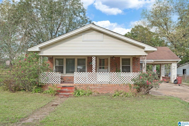 view of front facade featuring a front lawn