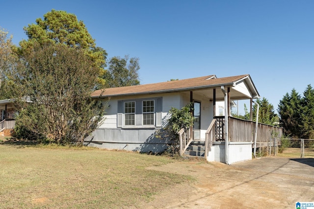 view of front facade featuring a front yard