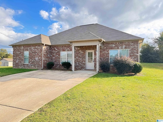 ranch-style home featuring a front lawn