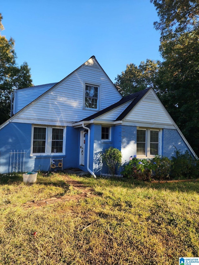 view of front facade featuring a front yard