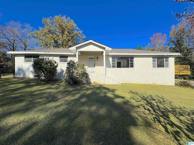 ranch-style house featuring a front yard