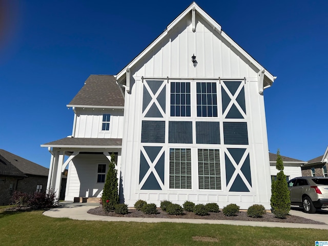 modern inspired farmhouse featuring a front lawn