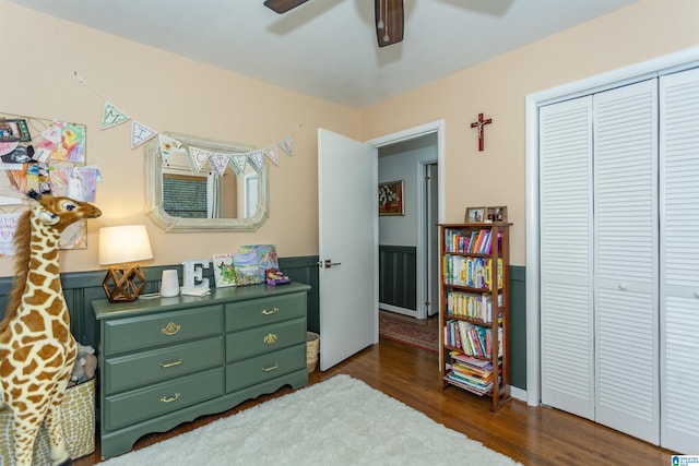 bedroom featuring ceiling fan, dark hardwood / wood-style floors, and a closet