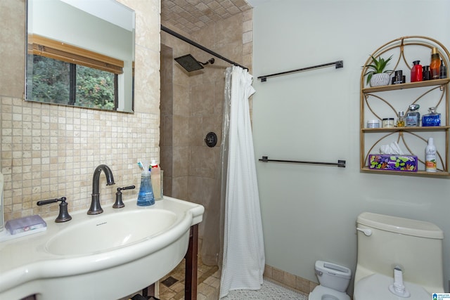 bathroom featuring a shower with shower curtain, decorative backsplash, toilet, and sink