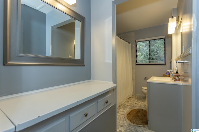 bathroom with a shower with curtain, vanity, and toilet