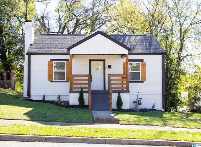 view of front facade featuring a front lawn