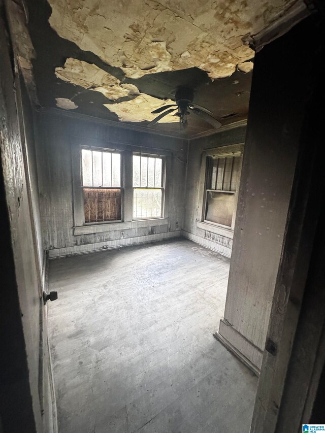 empty room with ceiling fan