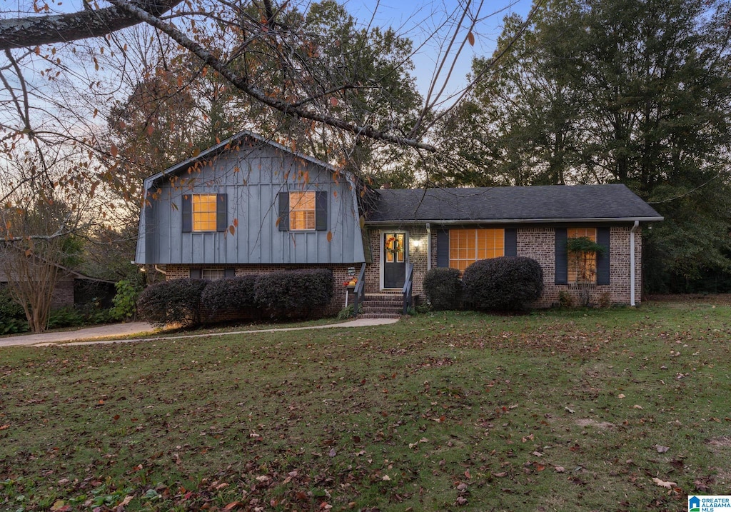 split level home featuring a lawn