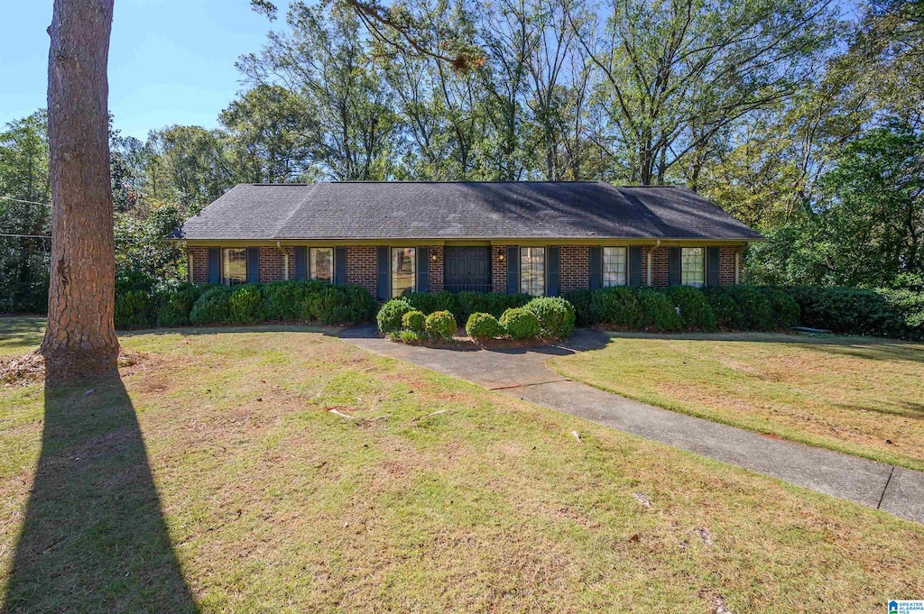 ranch-style home featuring a front yard