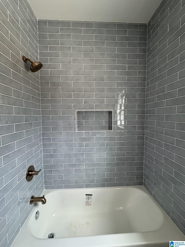 bathroom with tiled shower / bath combo