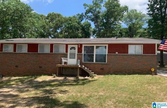 view of front facade featuring a front lawn