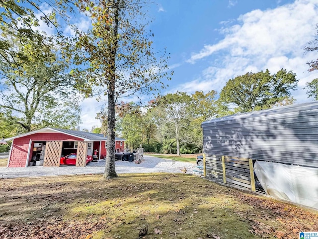 view of yard with an outbuilding