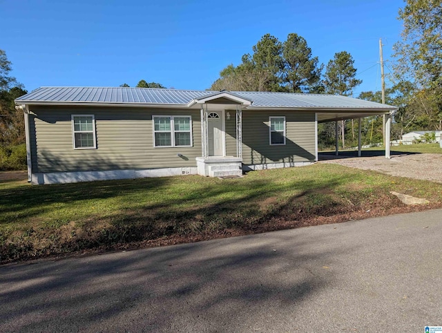 view of front of home featuring a front lawn and a carport