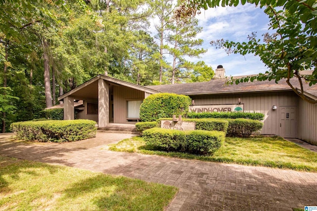 ranch-style house with a front yard