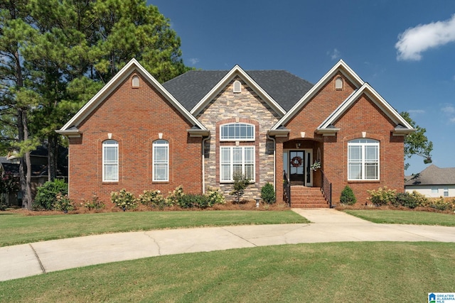 view of front of property featuring a front yard