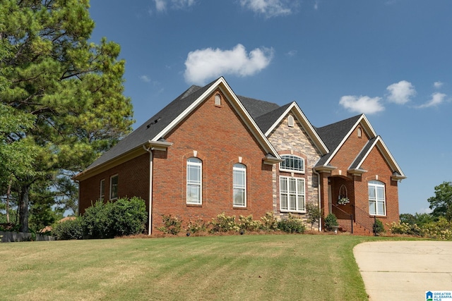 view of front of house featuring a front yard