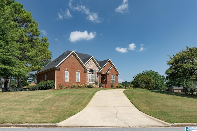 view of front of house featuring a front yard