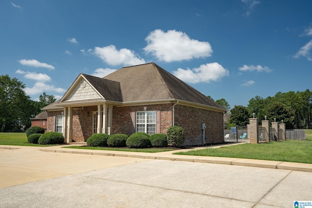 view of front facade with a front lawn