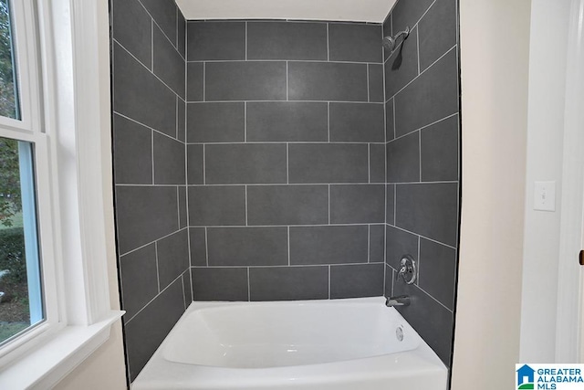 bathroom with tiled shower / bath