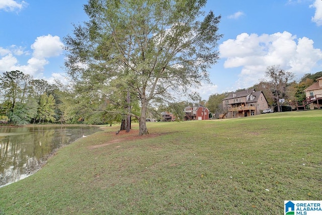 view of yard featuring a water view