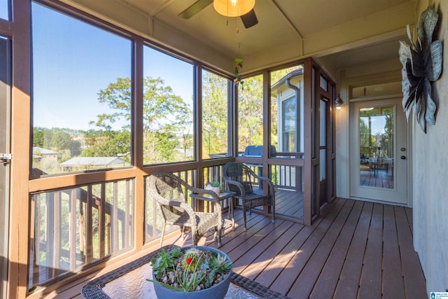 sunroom with ceiling fan