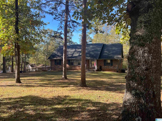 single story home featuring a front yard