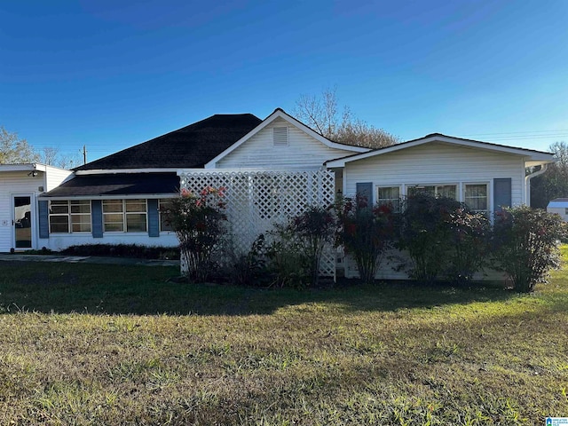 view of front of house featuring a front lawn